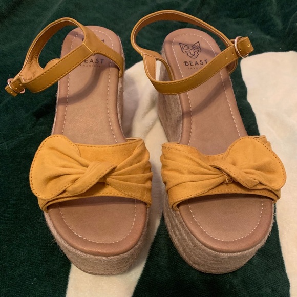 The Giselle Bow Wedge in Mustard - EUC Sz 8.5 - Picture 3 of 8